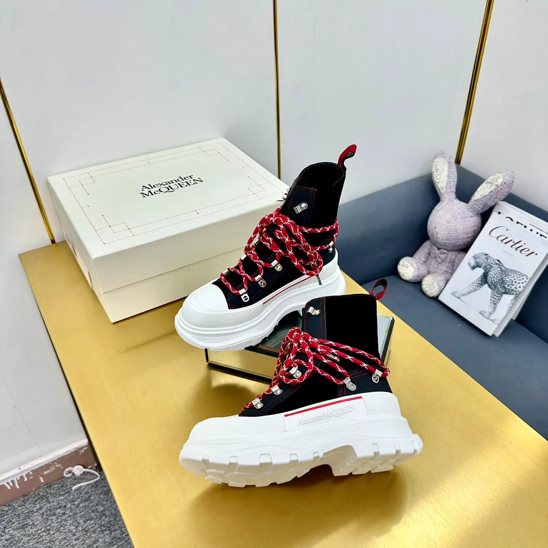 👟👟Ex-factory price 680👟👟 Alexander McQueen's latest thick-soled Martin boots, original 1:1 development, outsole original open-film TPU sole, fabric full-grain cowhide + high mercerized cowhide, lining sheepskin original hardware carabiner bottom height 5cm Size: #35-40 39-45